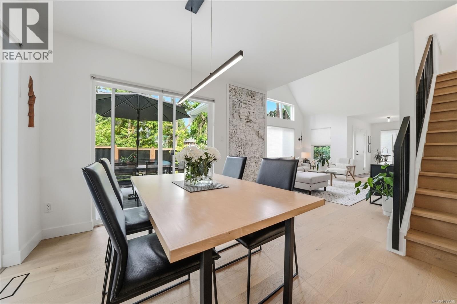 234 Fern Rd W - 19
