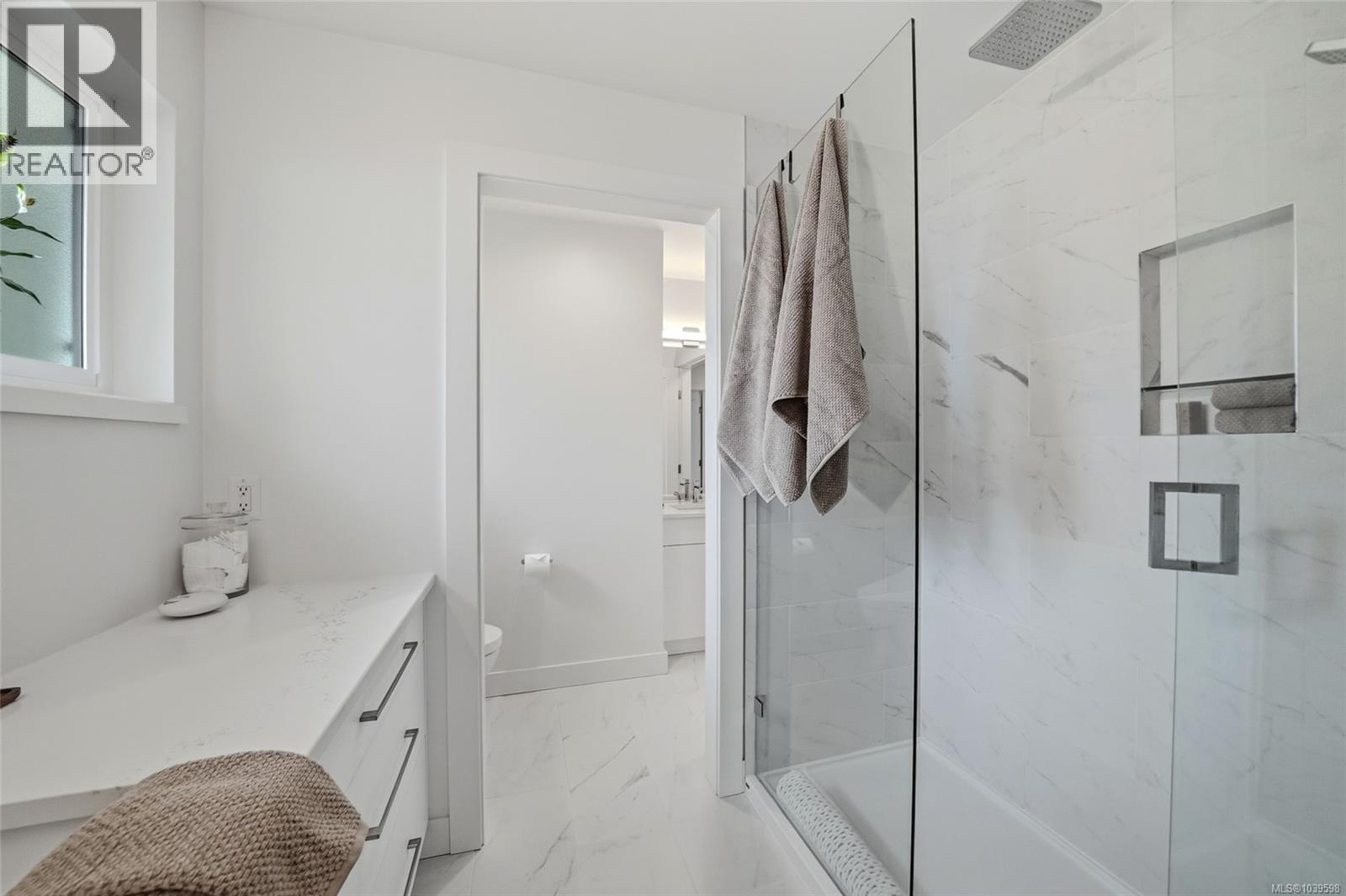 234 Fern Rd W, Qualicum Beach