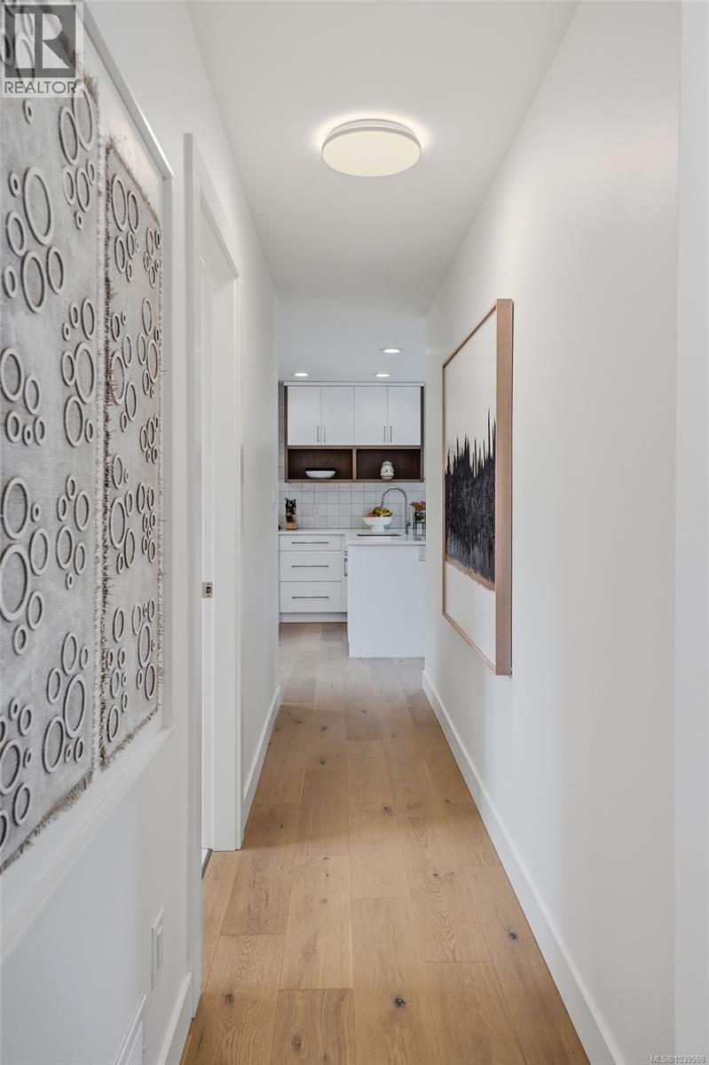 234 Fern Rd W, Qualicum Beach