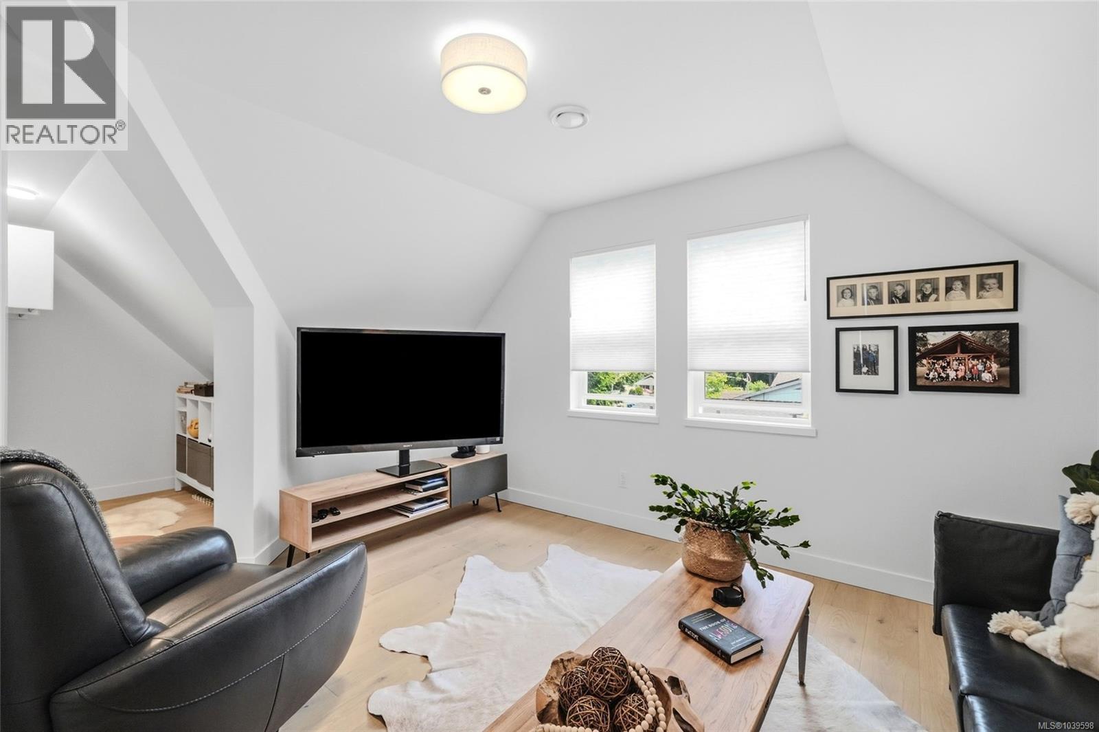 234 Fern Rd W, Qualicum Beach
