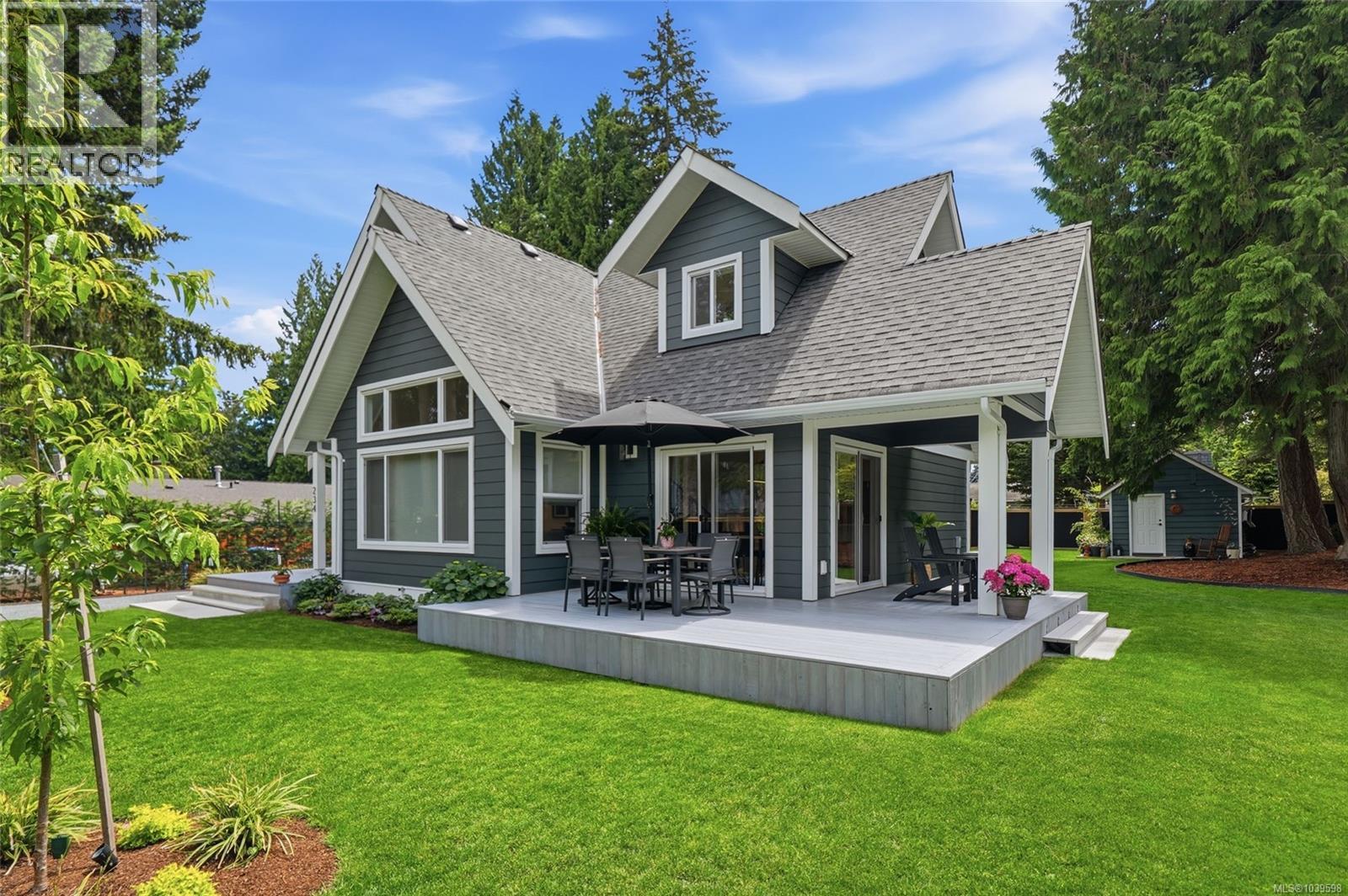 234 Fern Rd W, Qualicum Beach