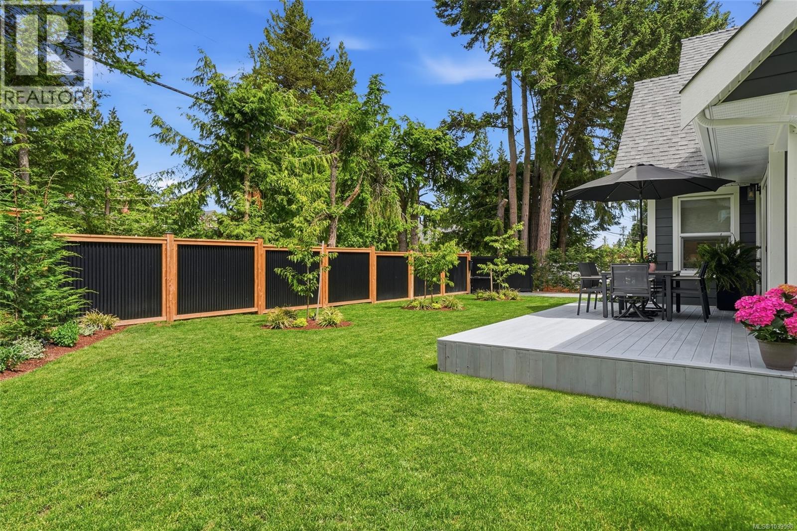 234 Fern Rd W, Qualicum Beach