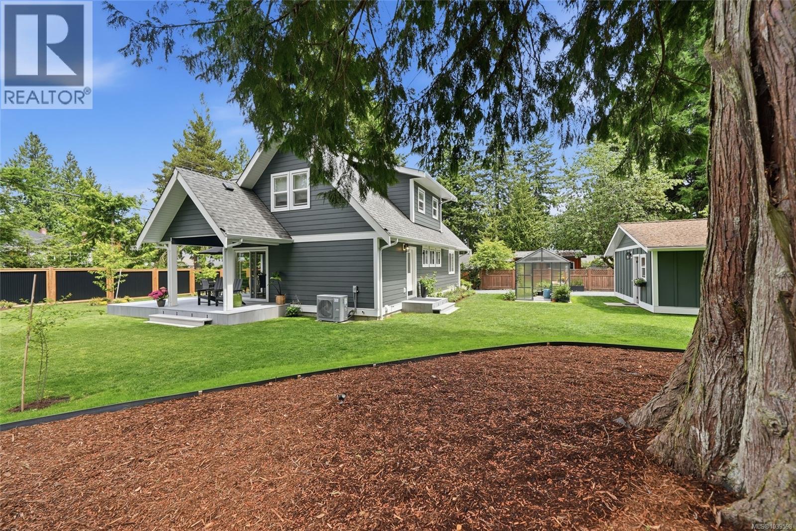 234 Fern Rd W, Qualicum Beach