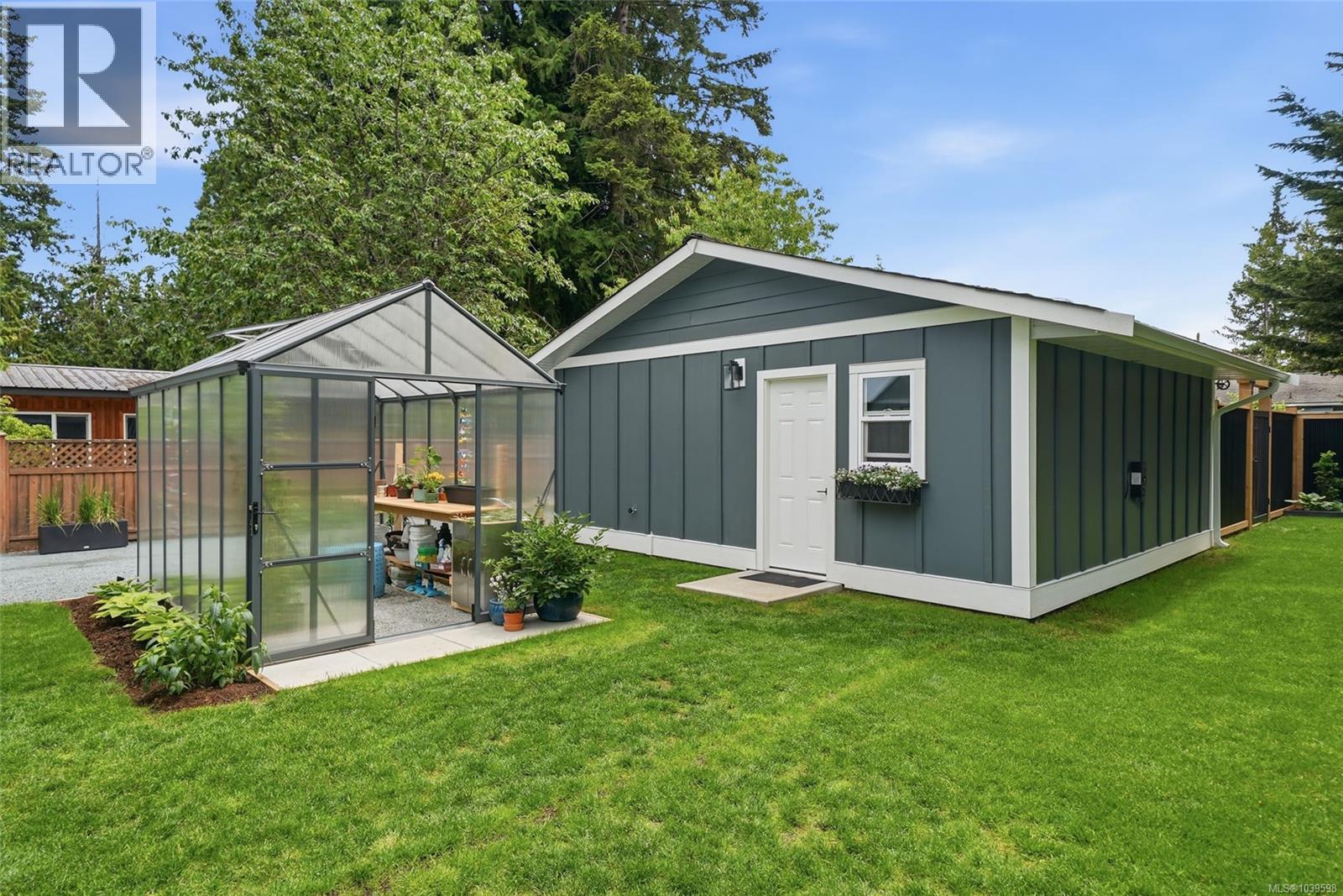 234 Fern Rd W, Qualicum Beach