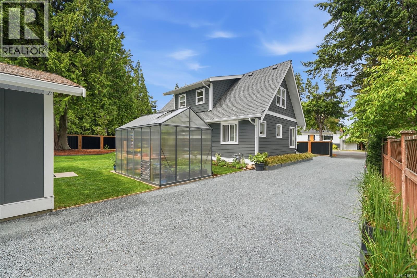 234 Fern Rd W, Qualicum Beach