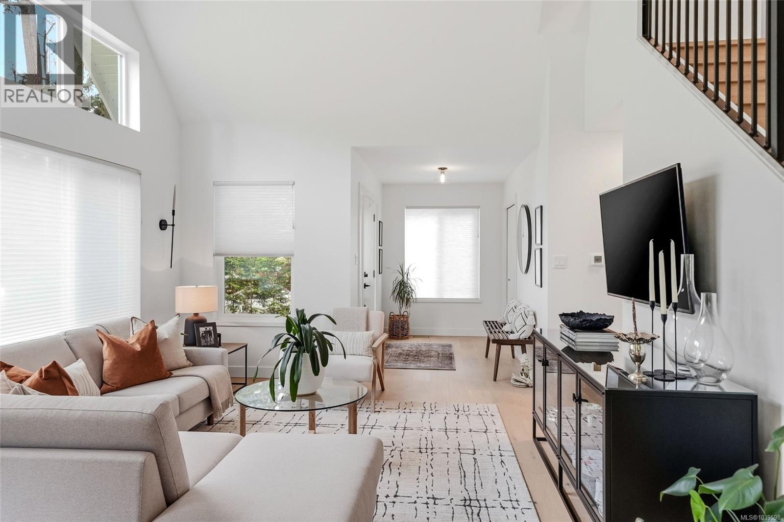 234 Fern Rd W - 7