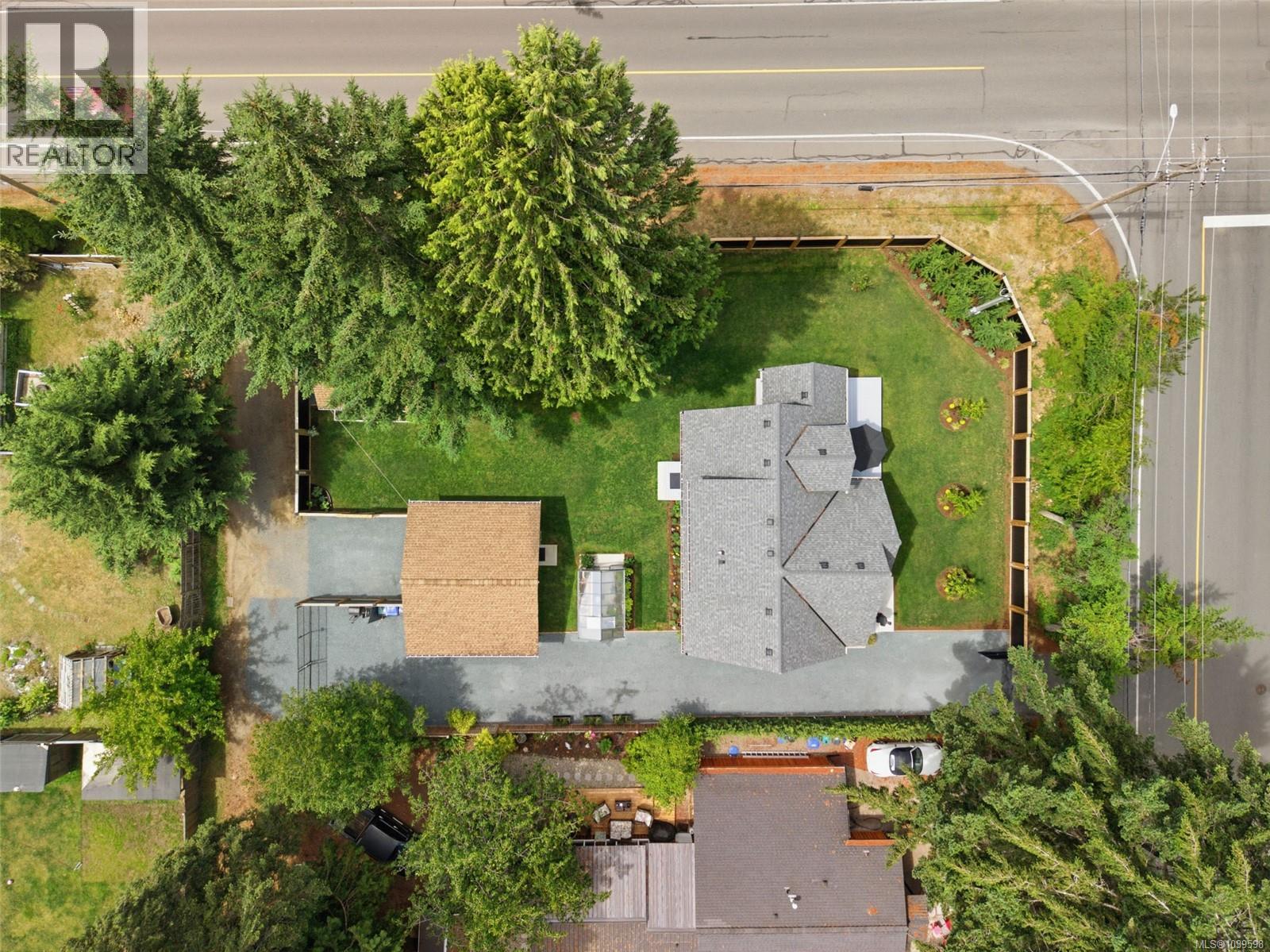 234 Fern Rd W, Qualicum Beach