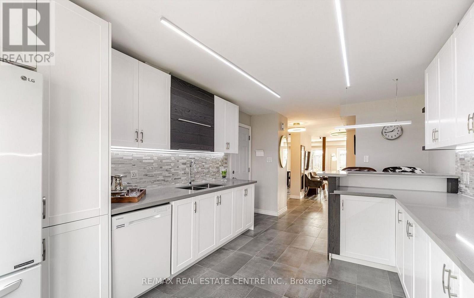 2046 GLENADA CRESCENT - 11