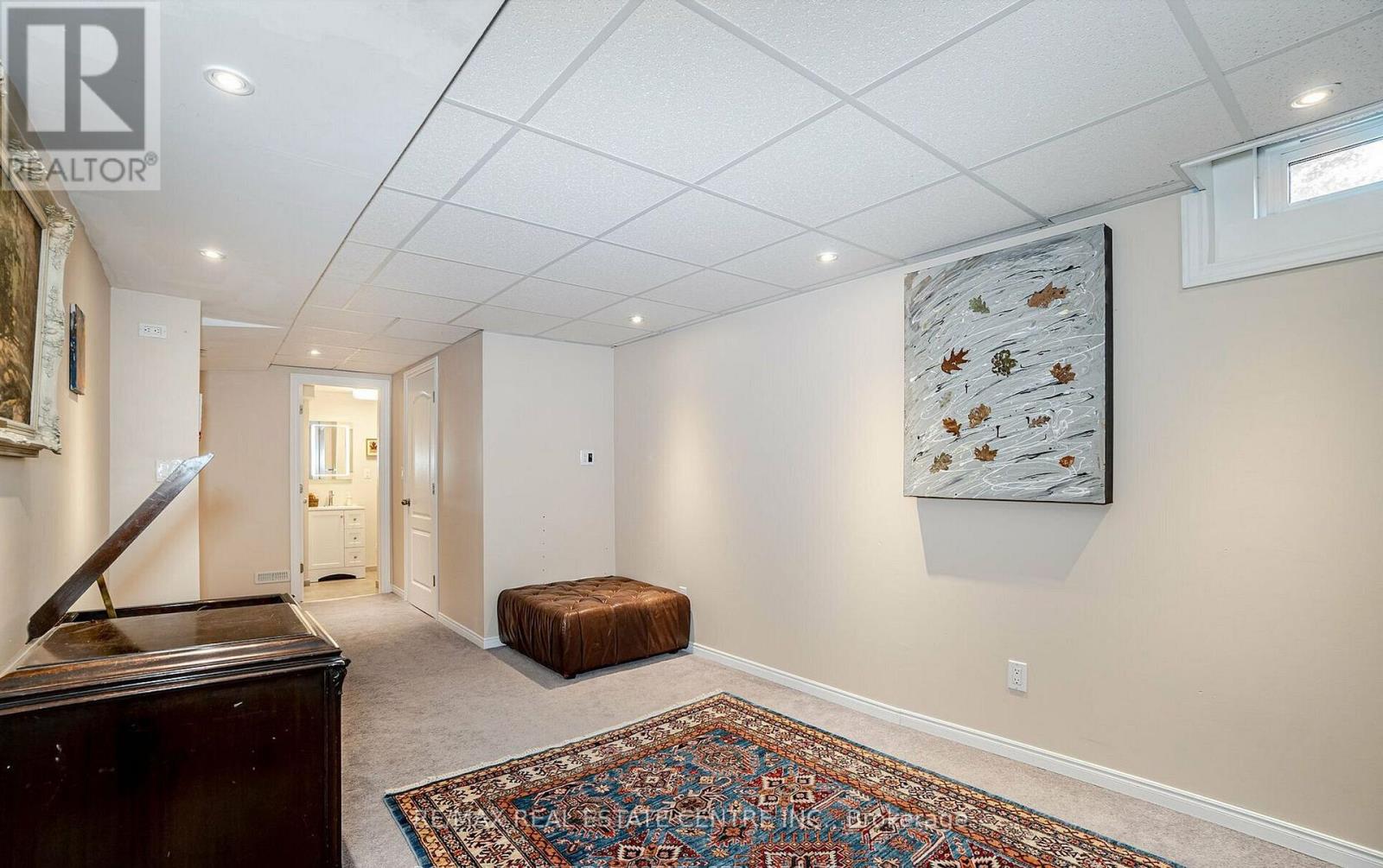 2046 GLENADA CRESCENT - 32