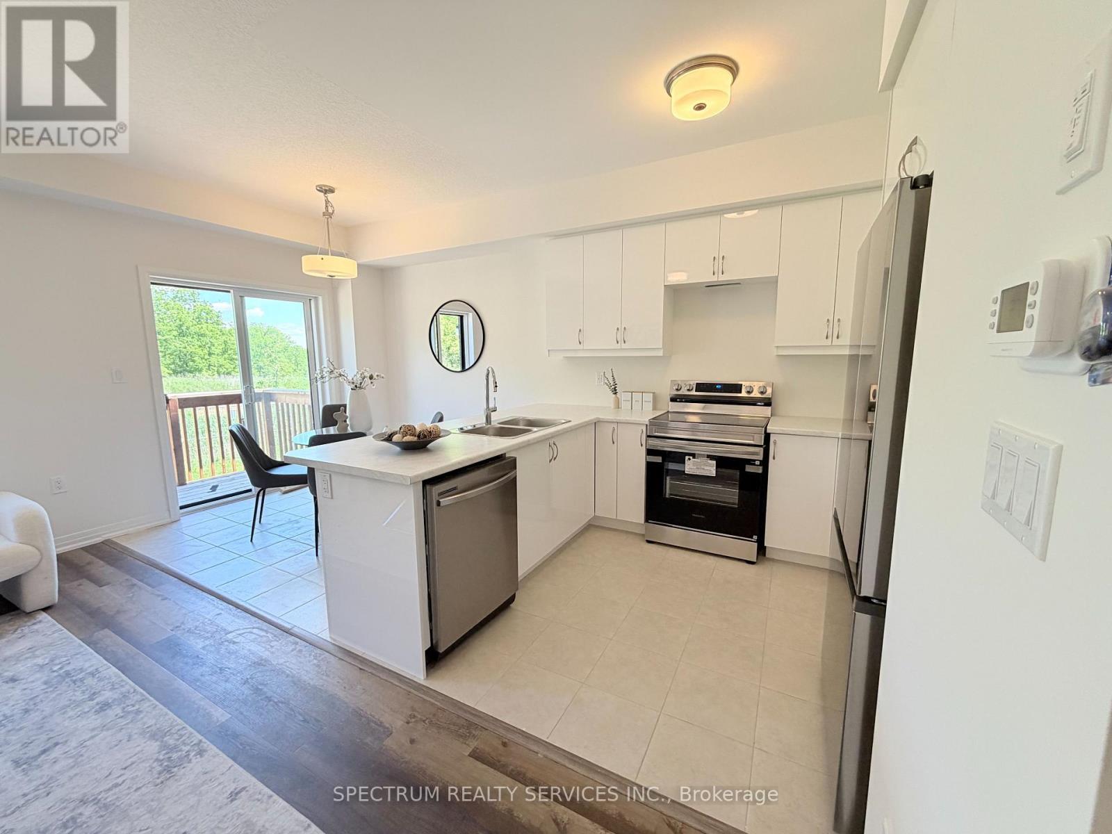 #27 660 COLBORNE STREET W - 3
