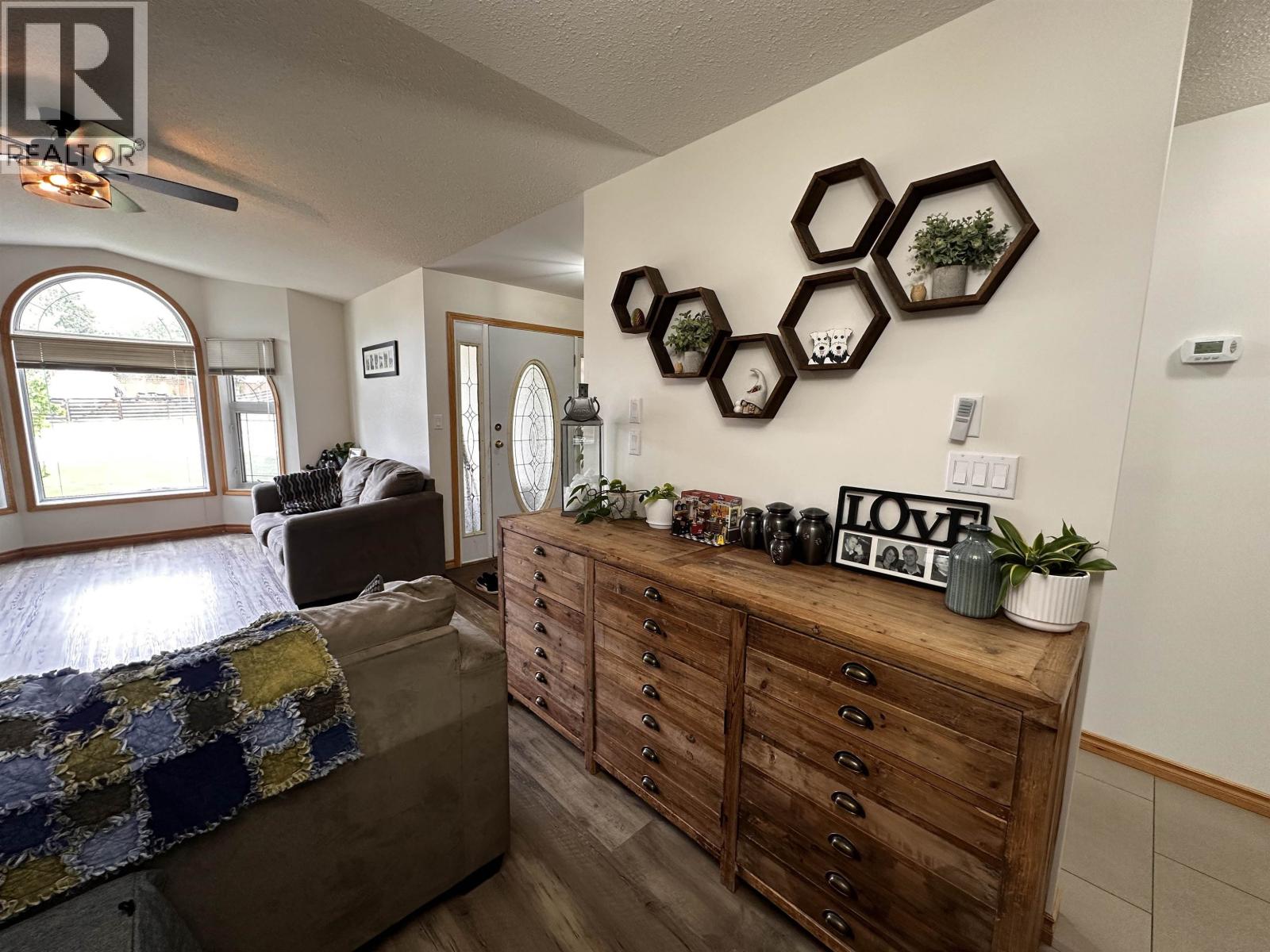 5512 MINNAKER CRESCENT - 6