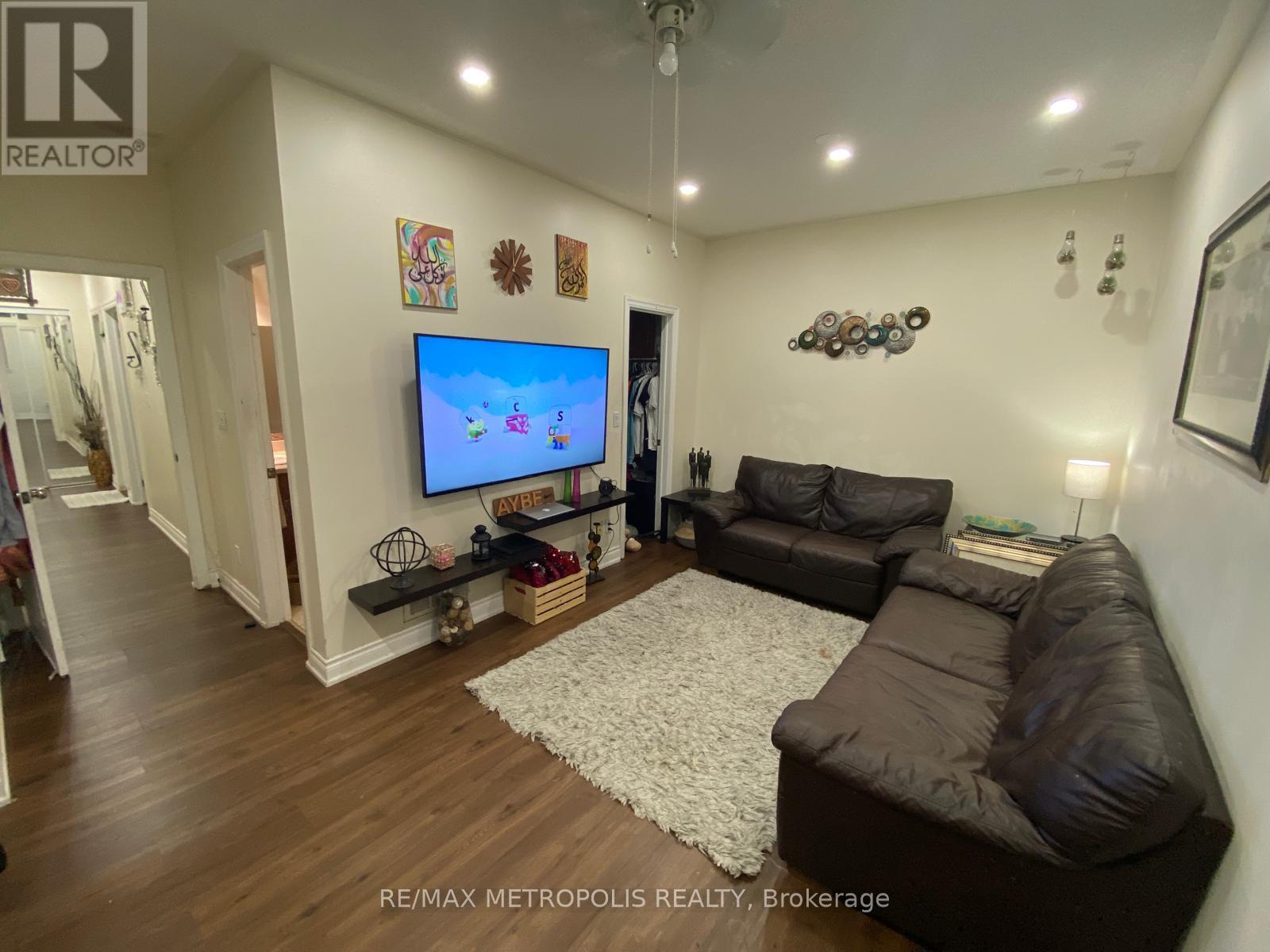 #205 2352 MIDDLEFIELD ROAD - 1
