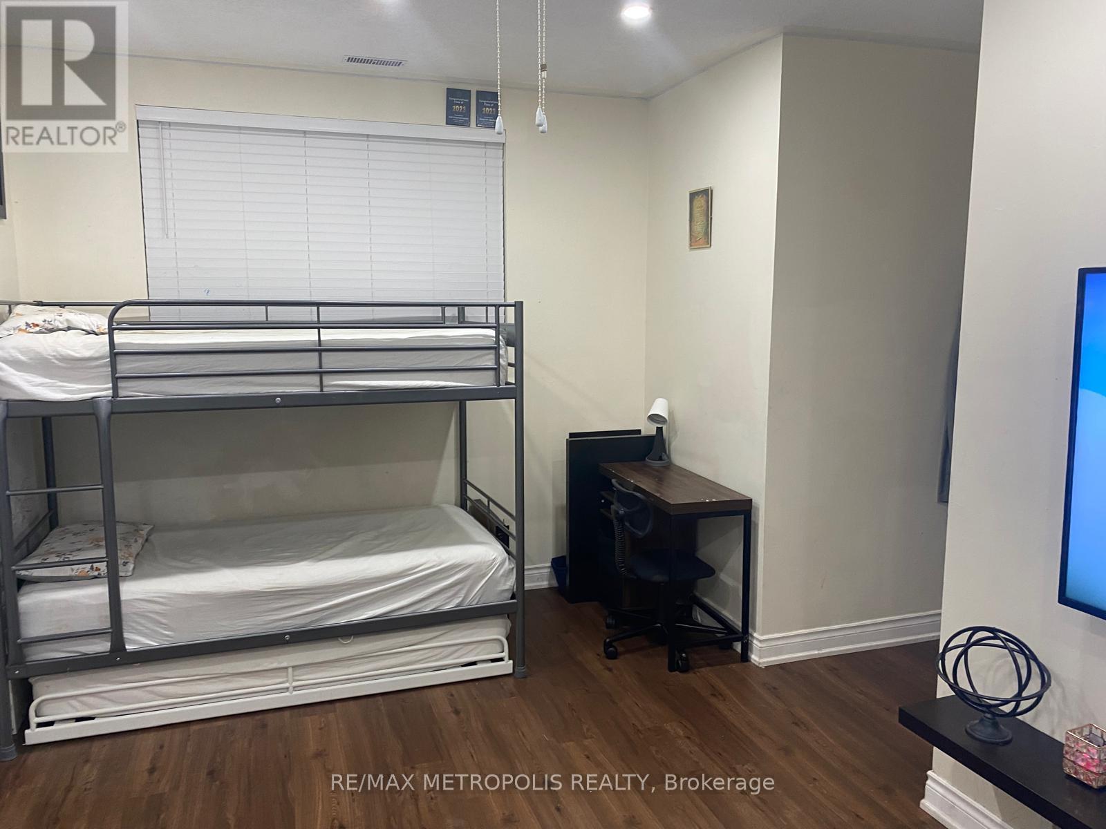 #205 2352 MIDDLEFIELD ROAD - 11