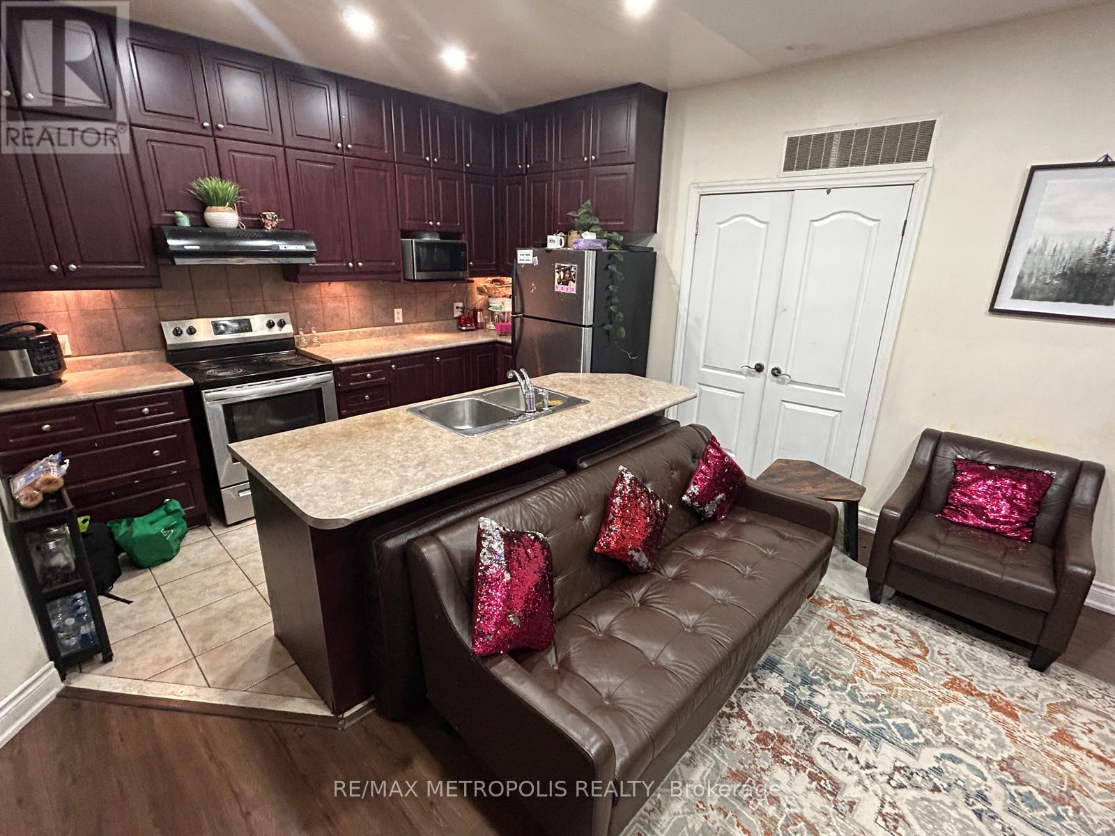 #205 2352 MIDDLEFIELD ROAD - 5