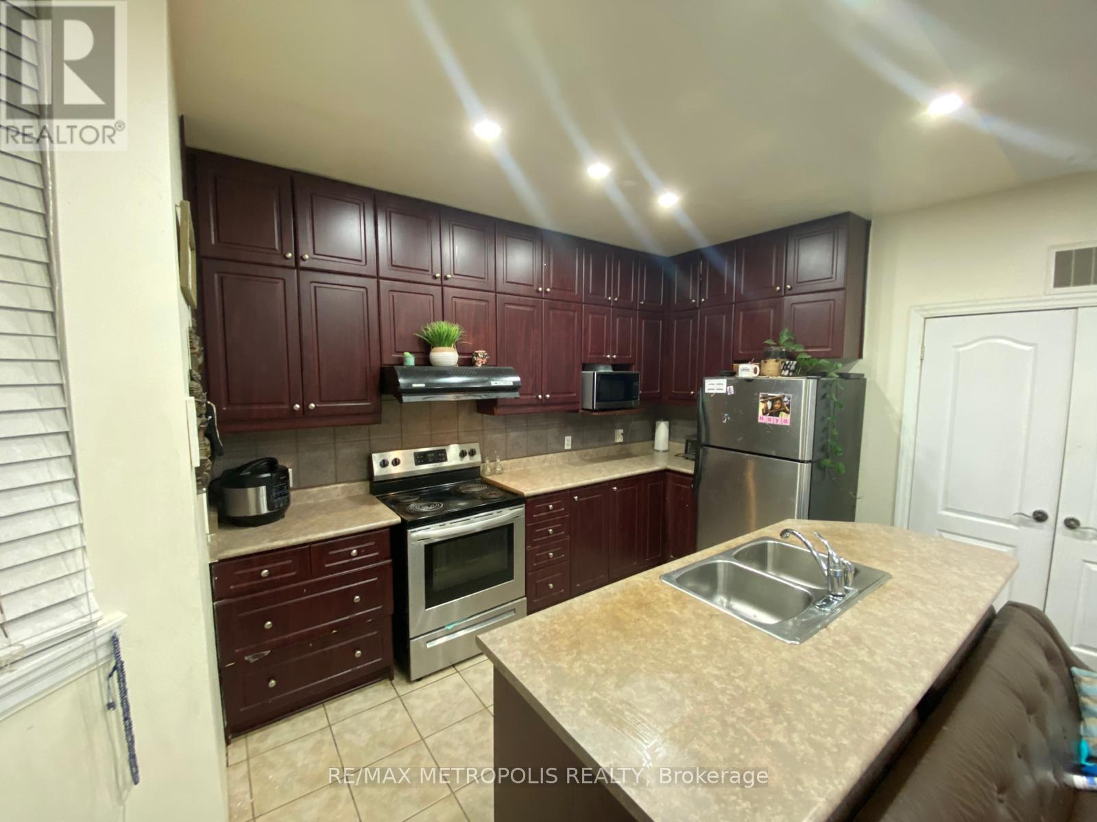 #205 2352 MIDDLEFIELD ROAD - 7