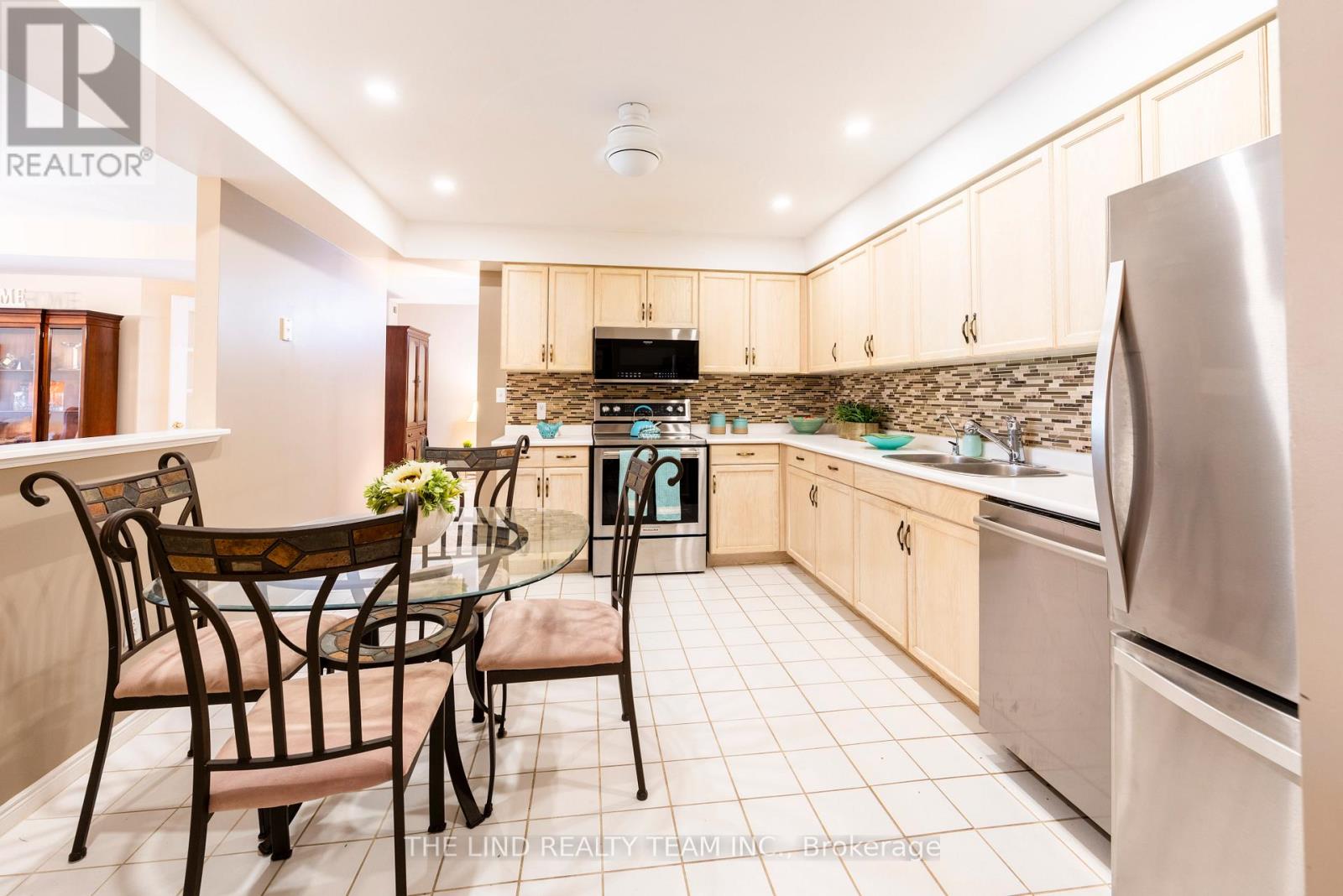 #312 85 WELLINGTON STREET W - 17