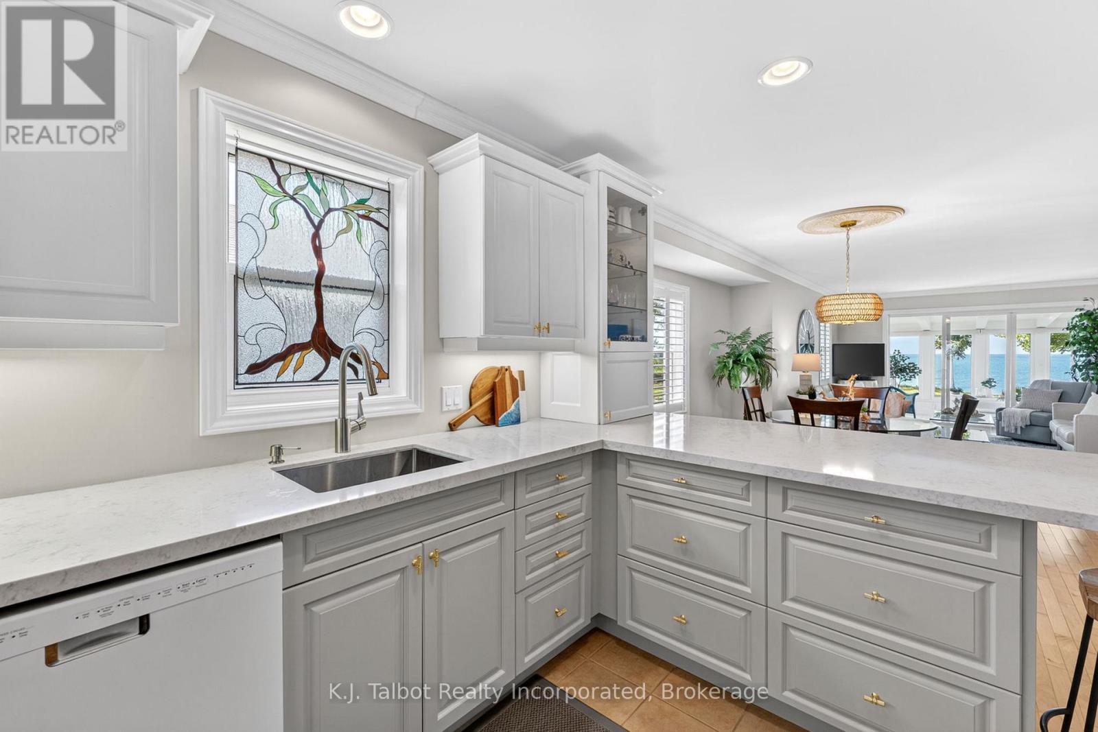 297 BETHUNE CRESCENT - 12