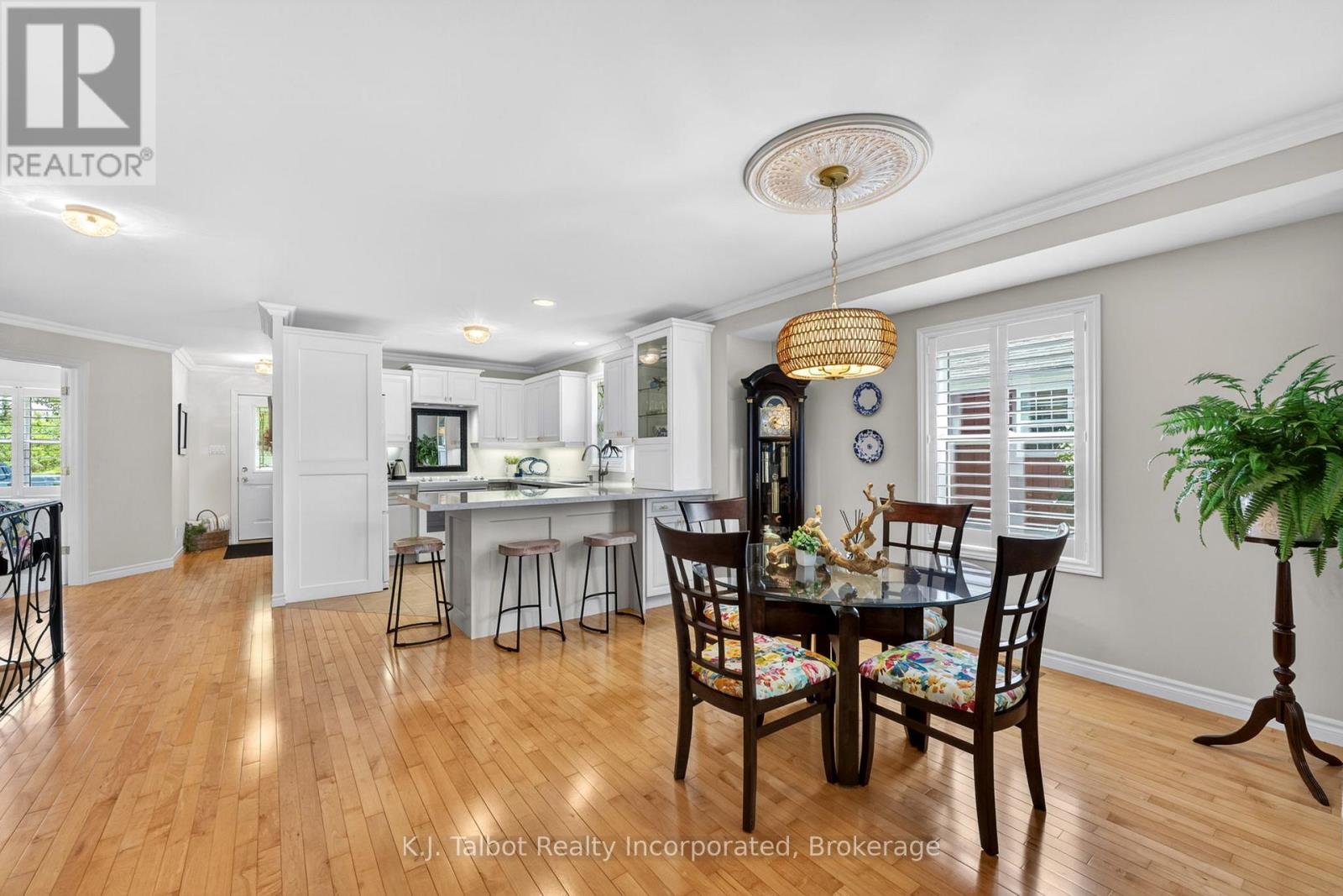 297 BETHUNE CRESCENT - 10