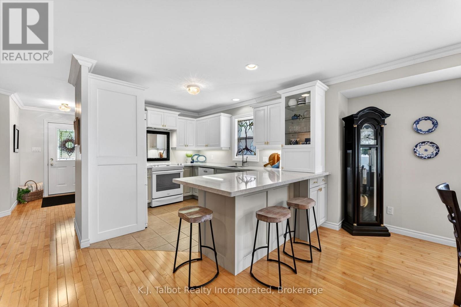 297 BETHUNE CRESCENT - 11