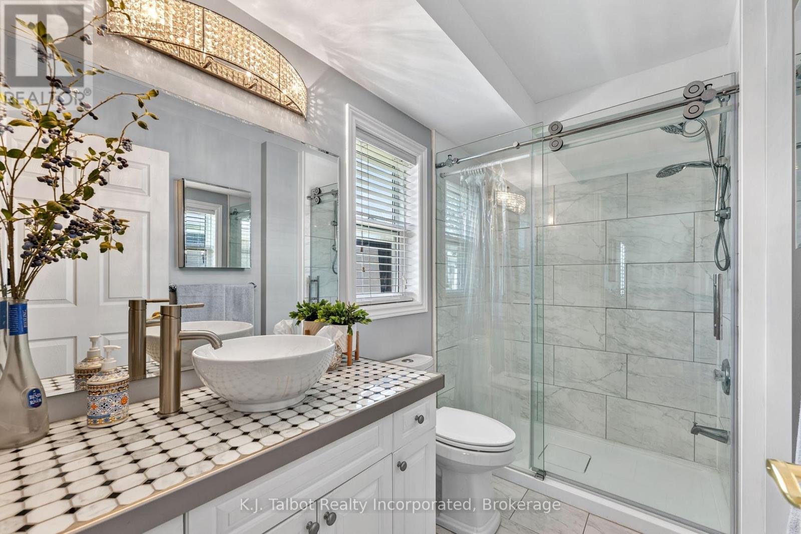 297 BETHUNE CRESCENT - 24