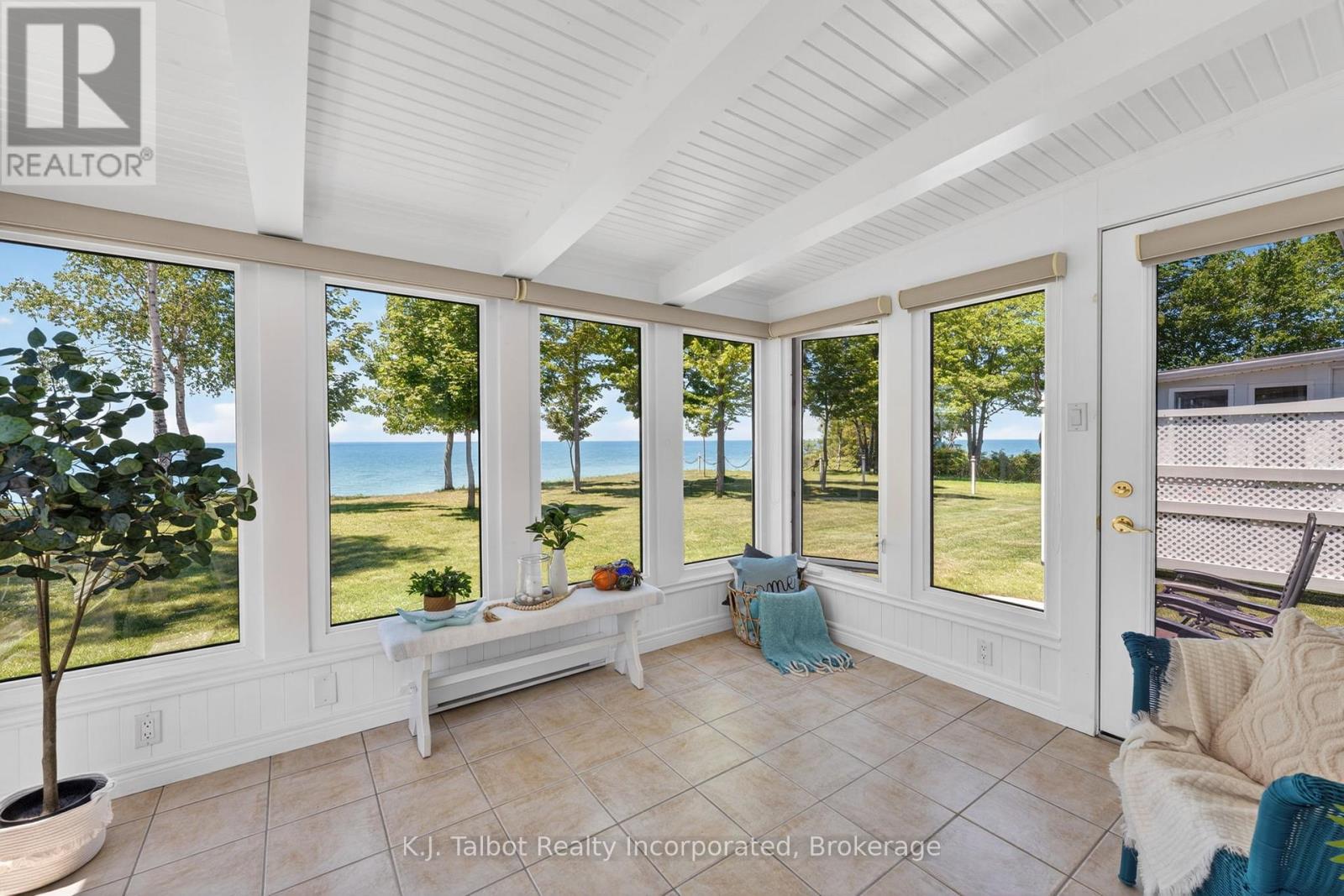 297 BETHUNE CRESCENT - 18