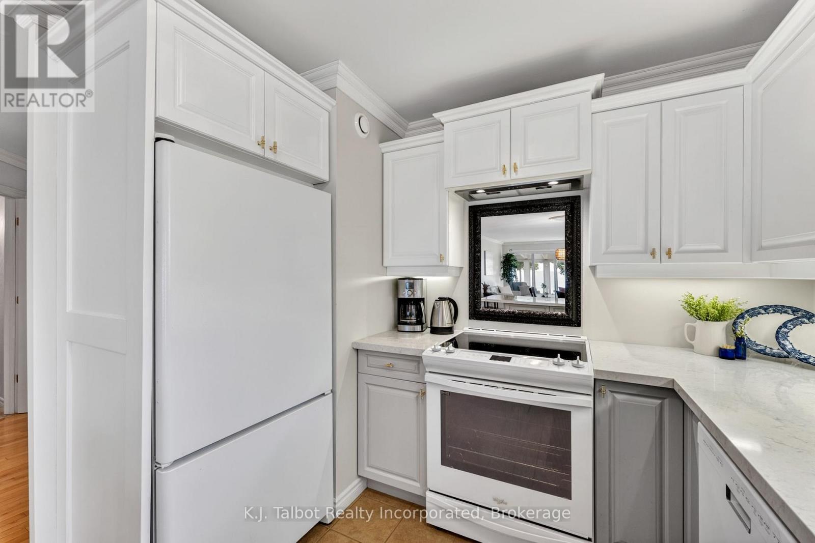 297 BETHUNE CRESCENT - 13