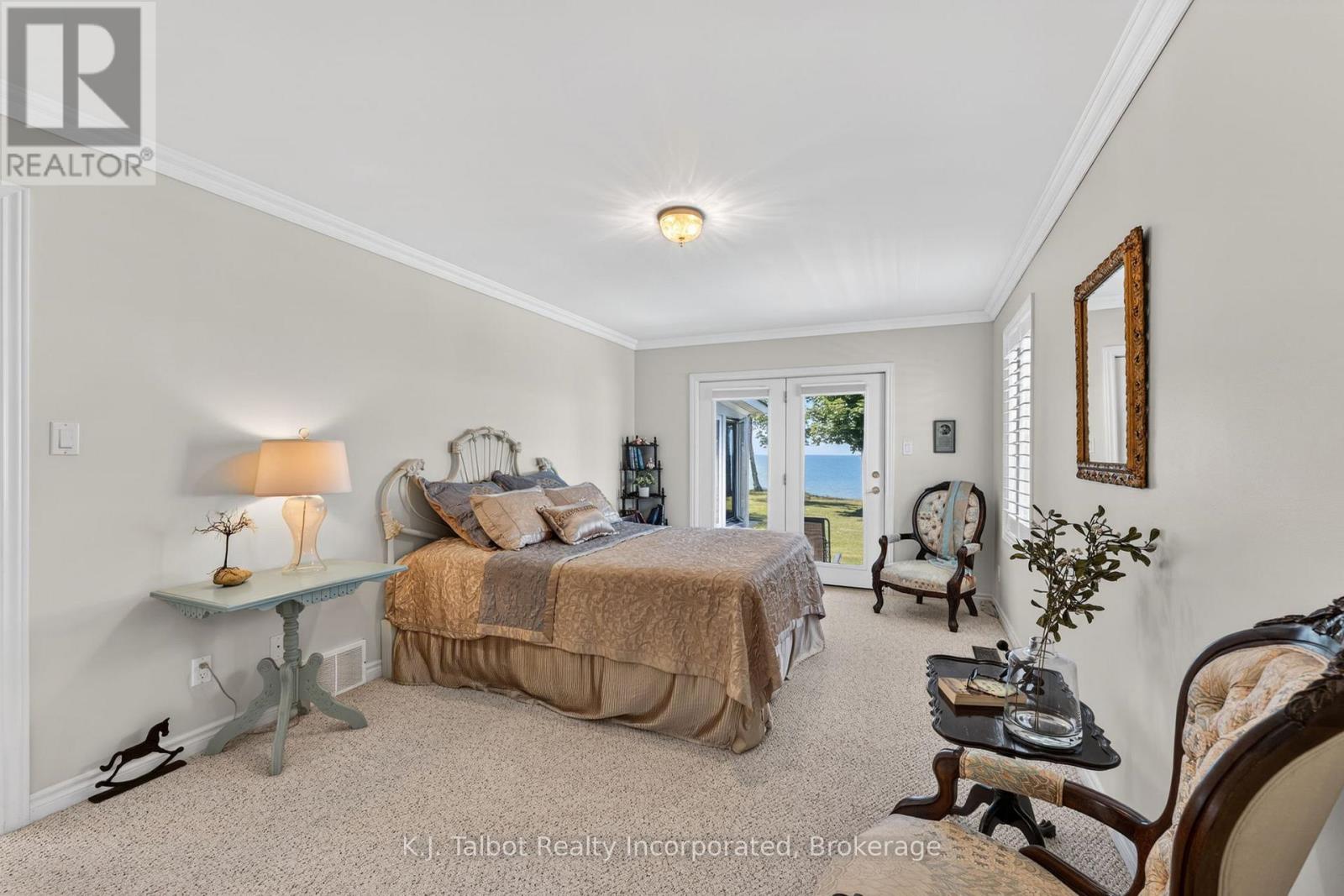297 BETHUNE CRESCENT - 22