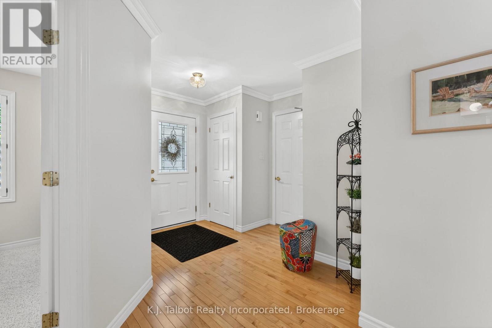 297 BETHUNE CRESCENT - 3