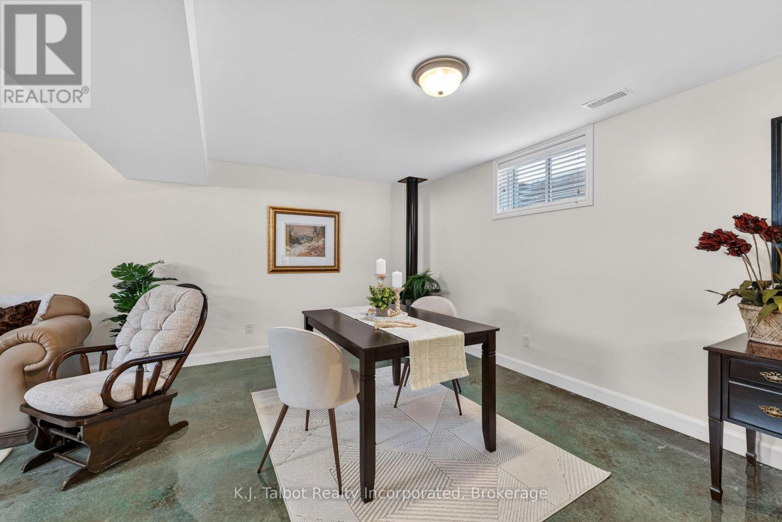 297 BETHUNE CRESCENT - 27