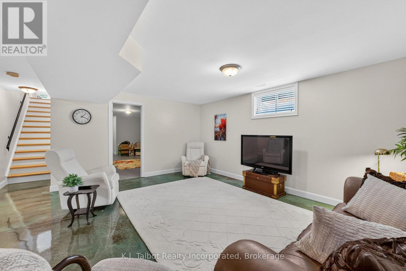297 BETHUNE CRESCENT - 28