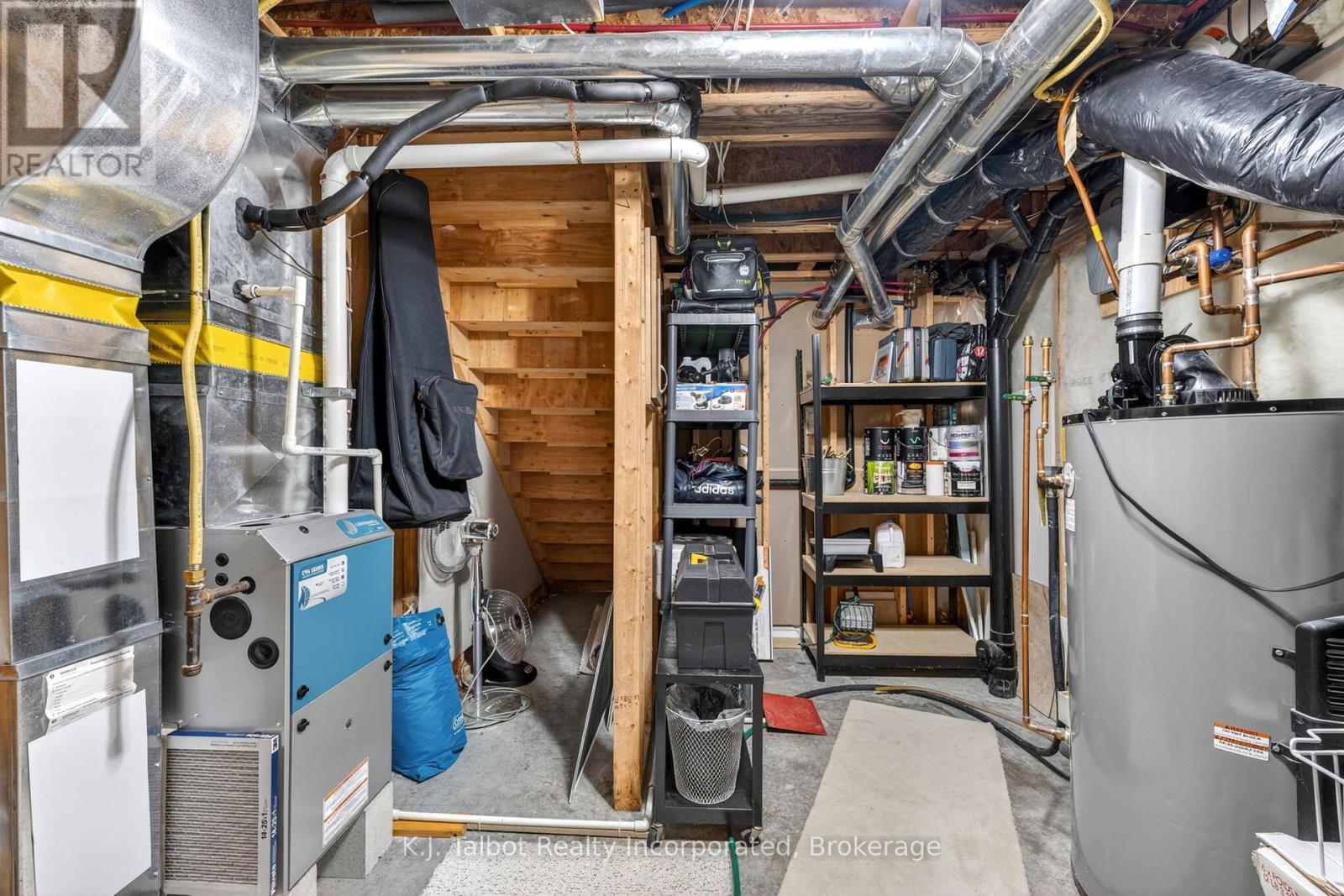 297 BETHUNE CRESCENT - 39