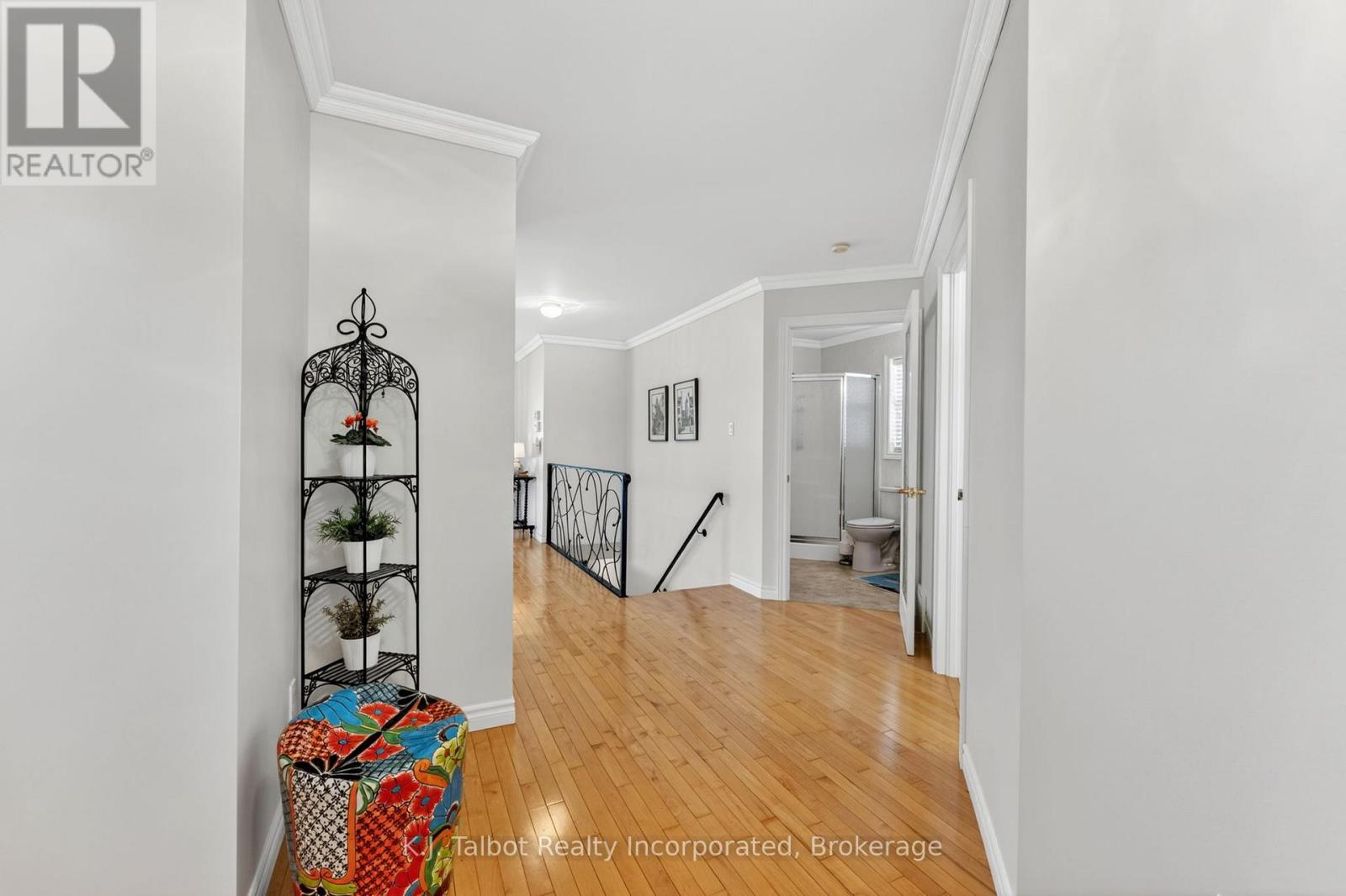 297 BETHUNE CRESCENT - 4