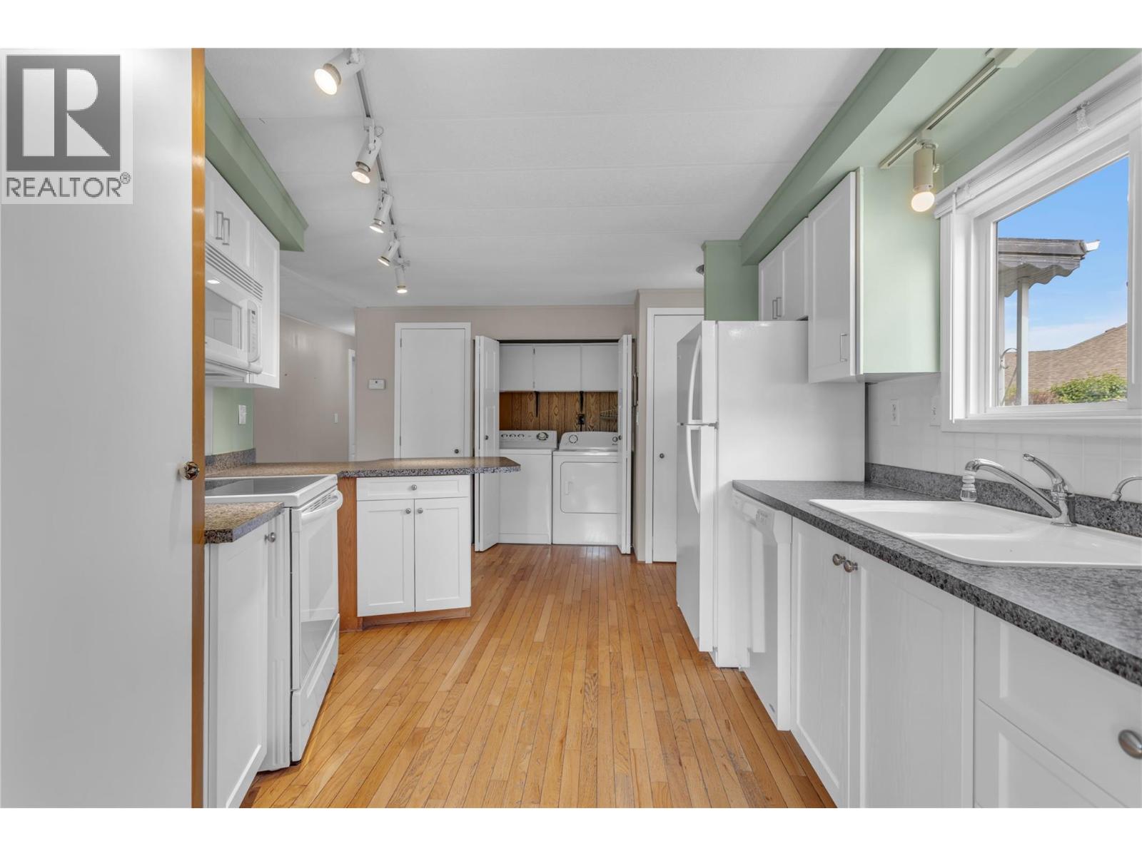 #146 3745 LAKESHORE Road - 10
