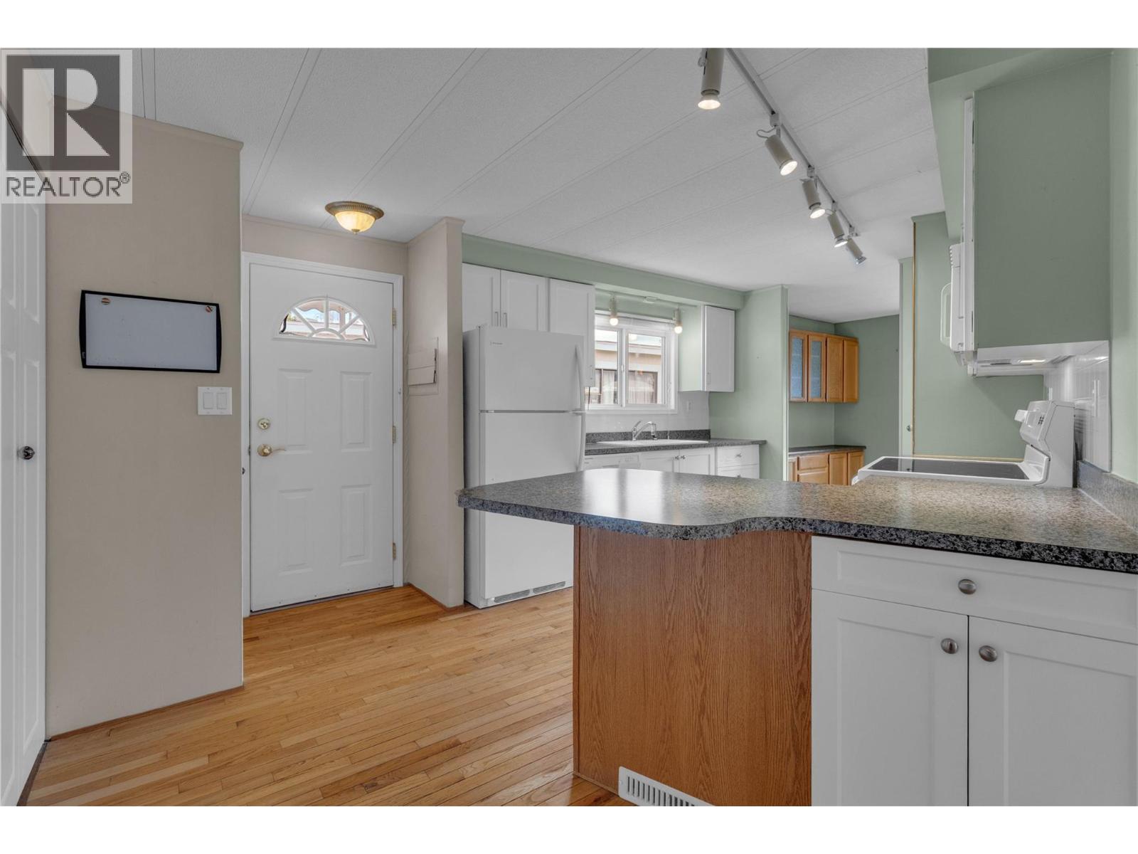 #146 3745 LAKESHORE Road - 13