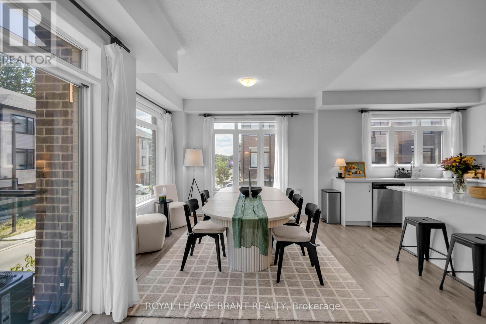 #1118 585 COLBORNE STREET - 18