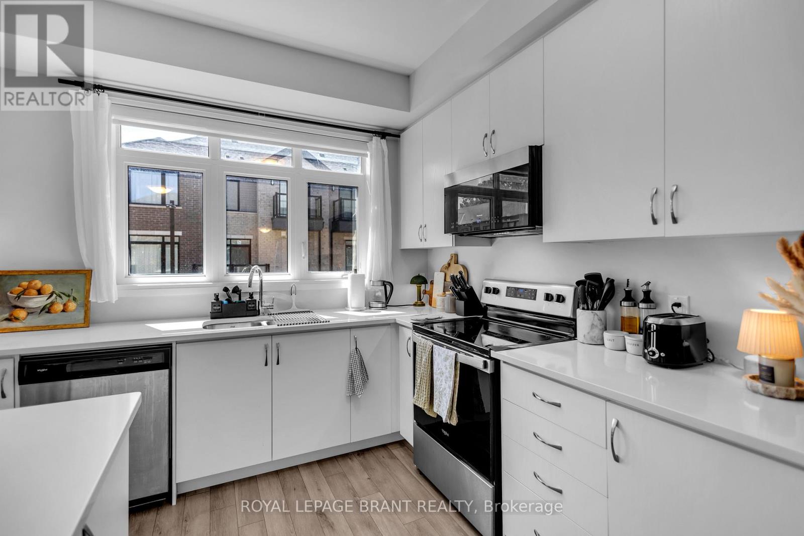 #1118 585 COLBORNE STREET - 23