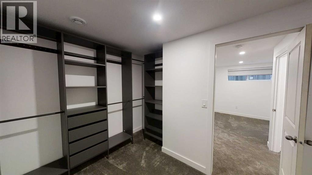 Bed 4 walk in closet