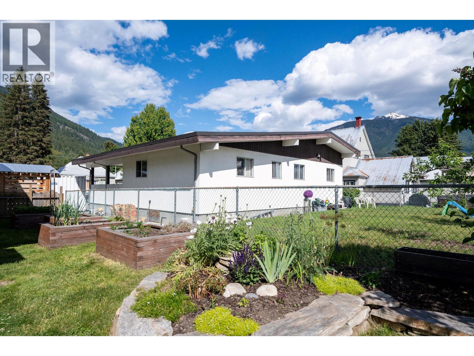 301 Third Street E, Revelstoke