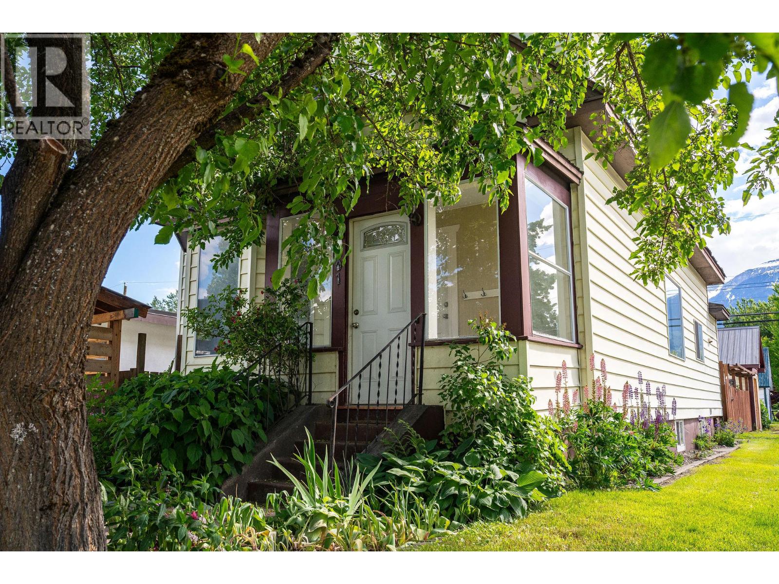 301 Third Street E, Revelstoke