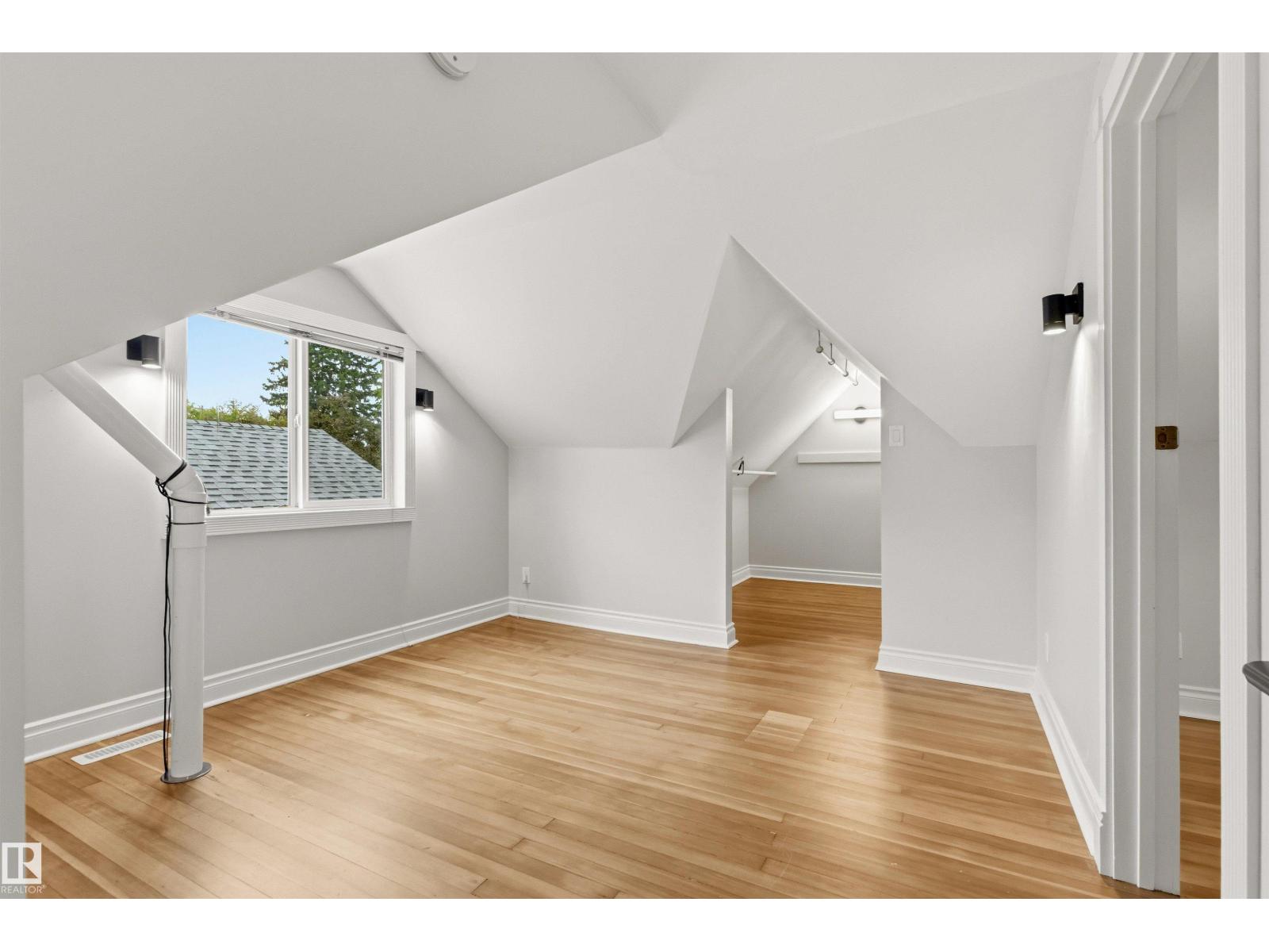 10628 73 AV NW — photo 34