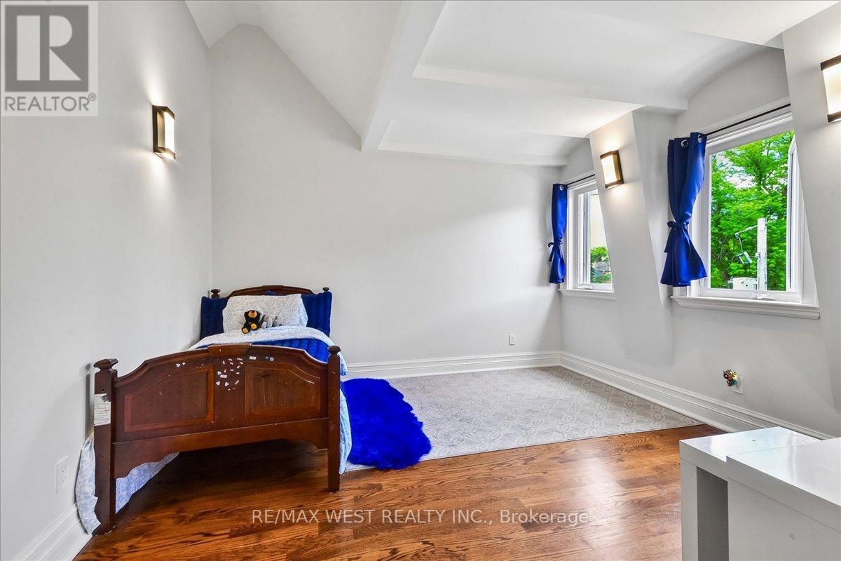 11 HILLCROFT DRIVE - 14
