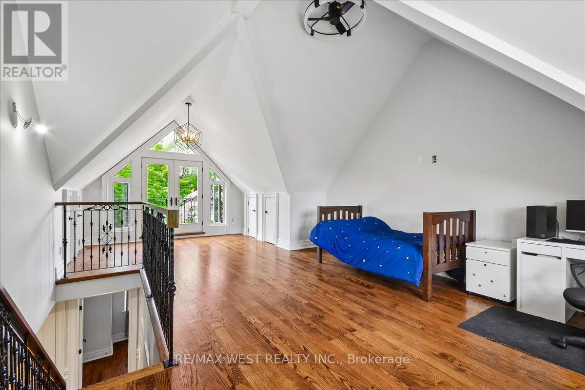 11 HILLCROFT DRIVE - 16
