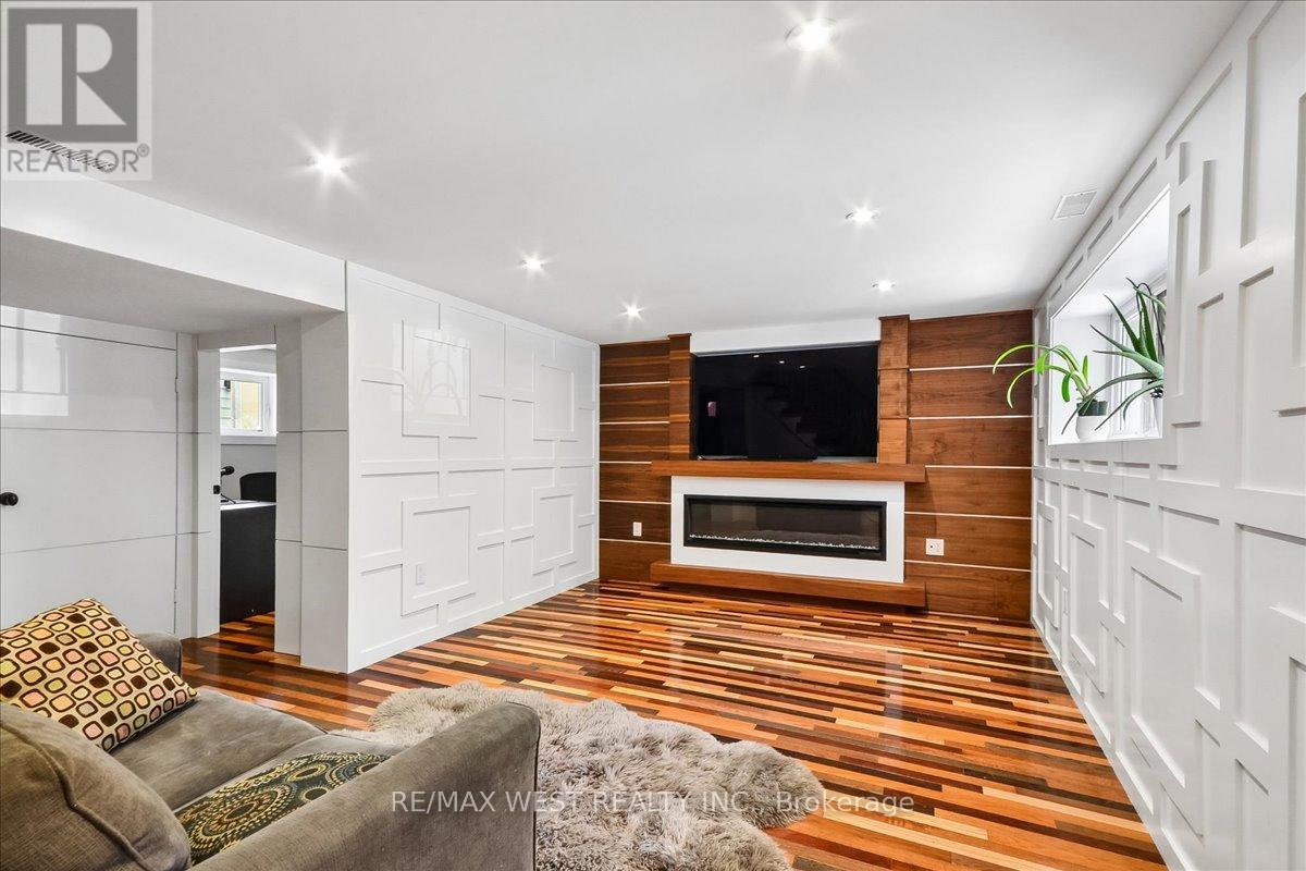 11 HILLCROFT DRIVE - 17