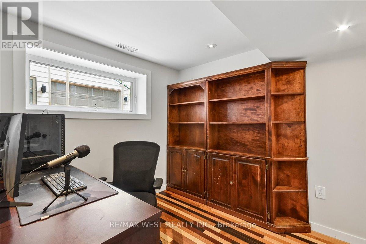 11 HILLCROFT DRIVE - 21
