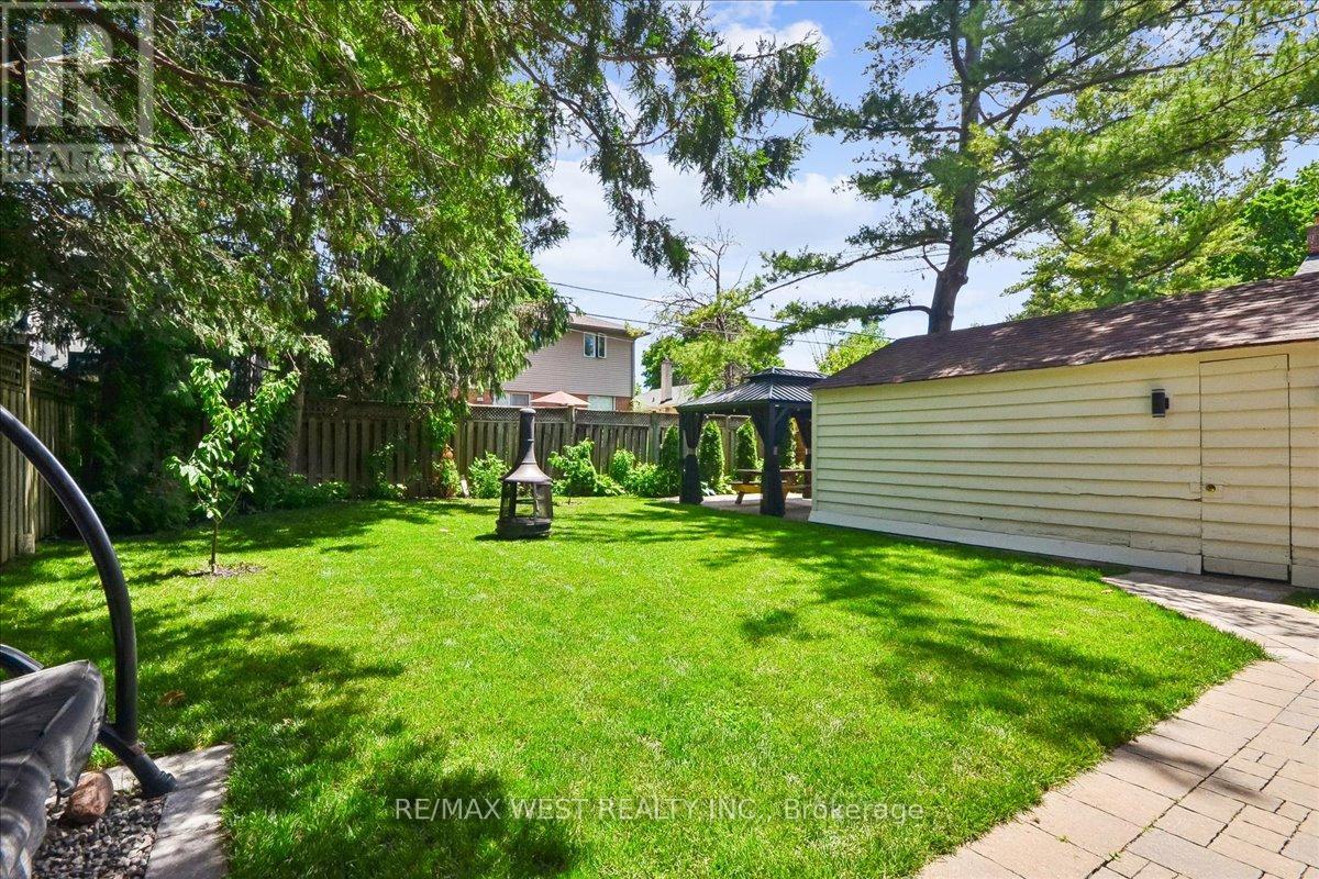 11 HILLCROFT DRIVE - 23