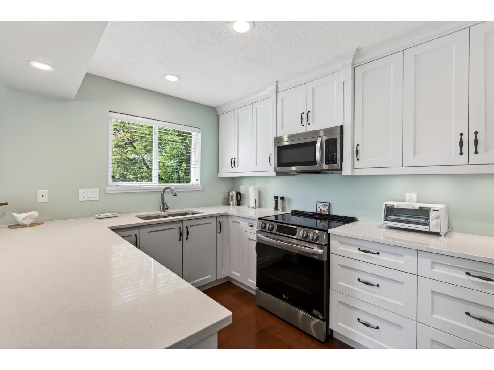 202 15717 MARINE DRIVE, White Rock