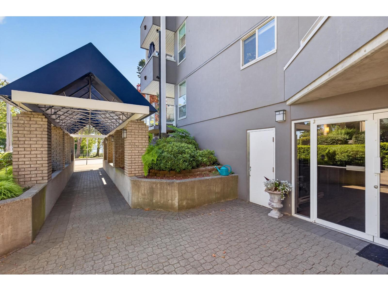 202 15717 MARINE DRIVE, White Rock