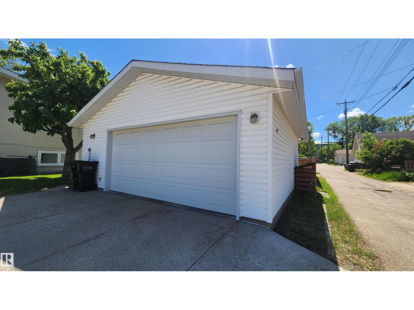 8824 90 ST NW - 3
