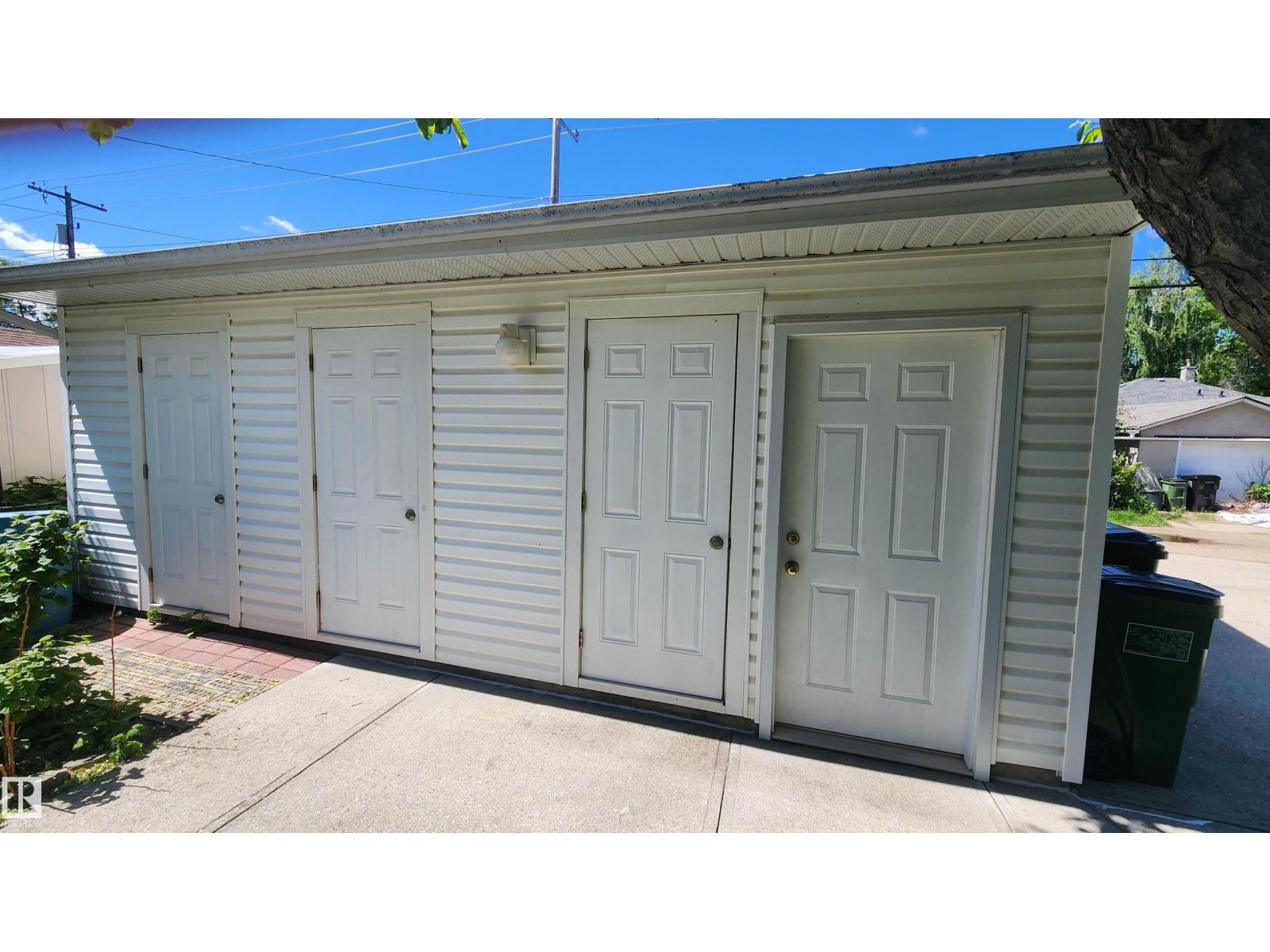8824 90 ST NW - 4