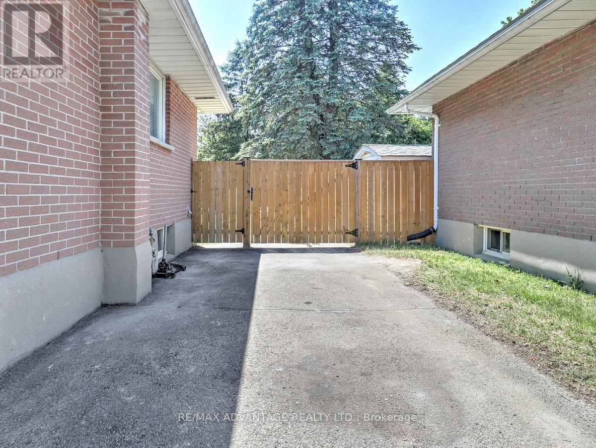 63 PAWNEE CRESCENT - 2